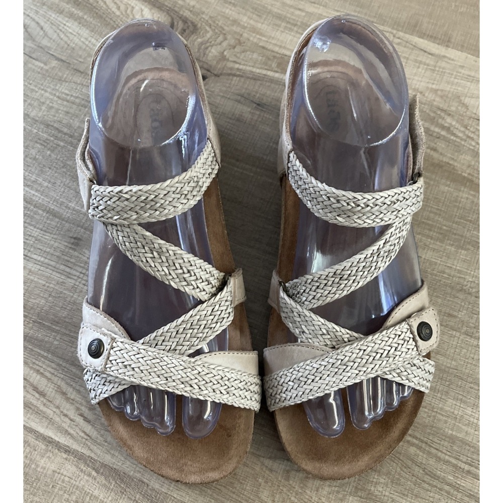 Taos Trulie Women's Sz 8-8.5 / EUR 39 Silver Leather Wedge Slingback Sandals